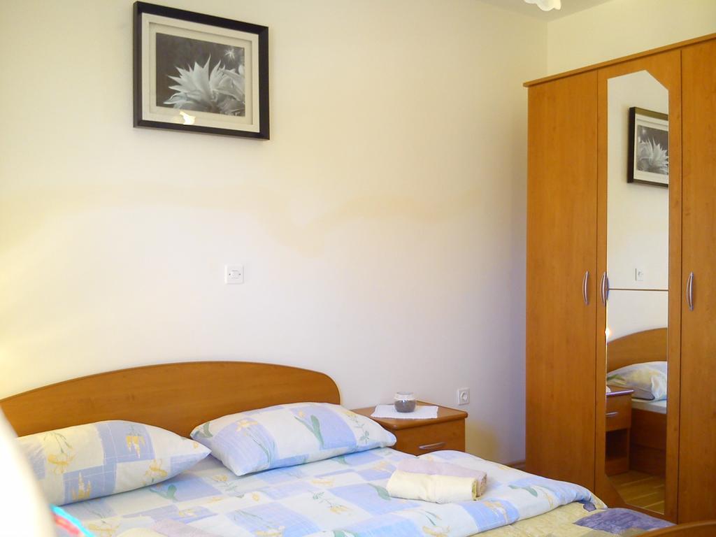 Milutinov Dvor Apartments Vrsi Exteriör bild