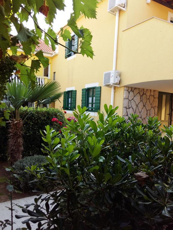 Milutinov Dvor Apartments Vrsi Exteriör bild